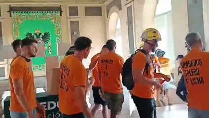 Bomberos del Consorcio irrumpen en el pleno de la Diputación