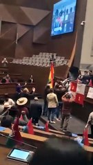 Litio y bochorno: diputados se protegen con paraguas