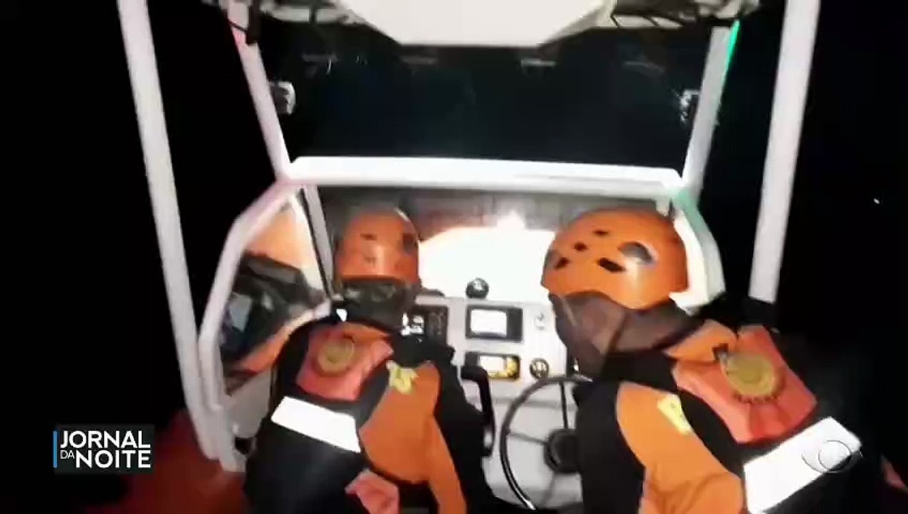 Prédio de cinco andares desaba após correnteza na China