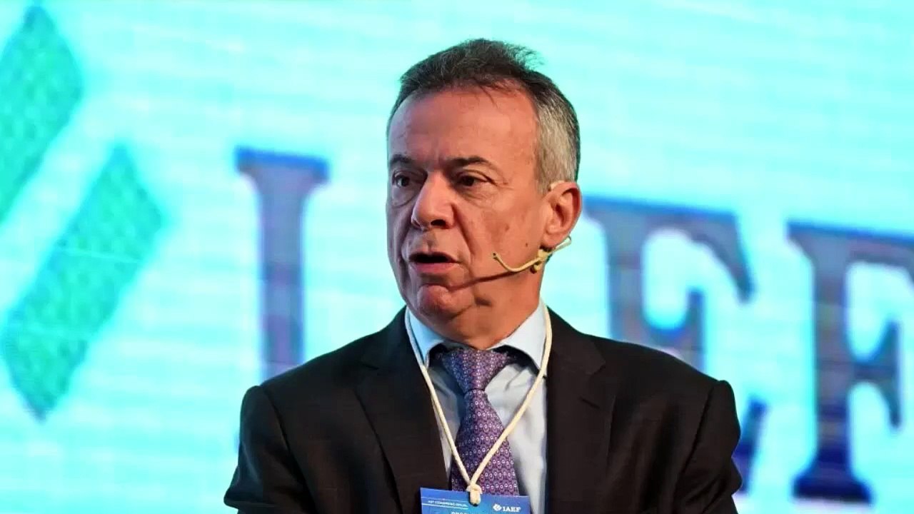 Dólar: Artana descartó una disparada, pero alertó por un dato que le puede traer problemas a Milei