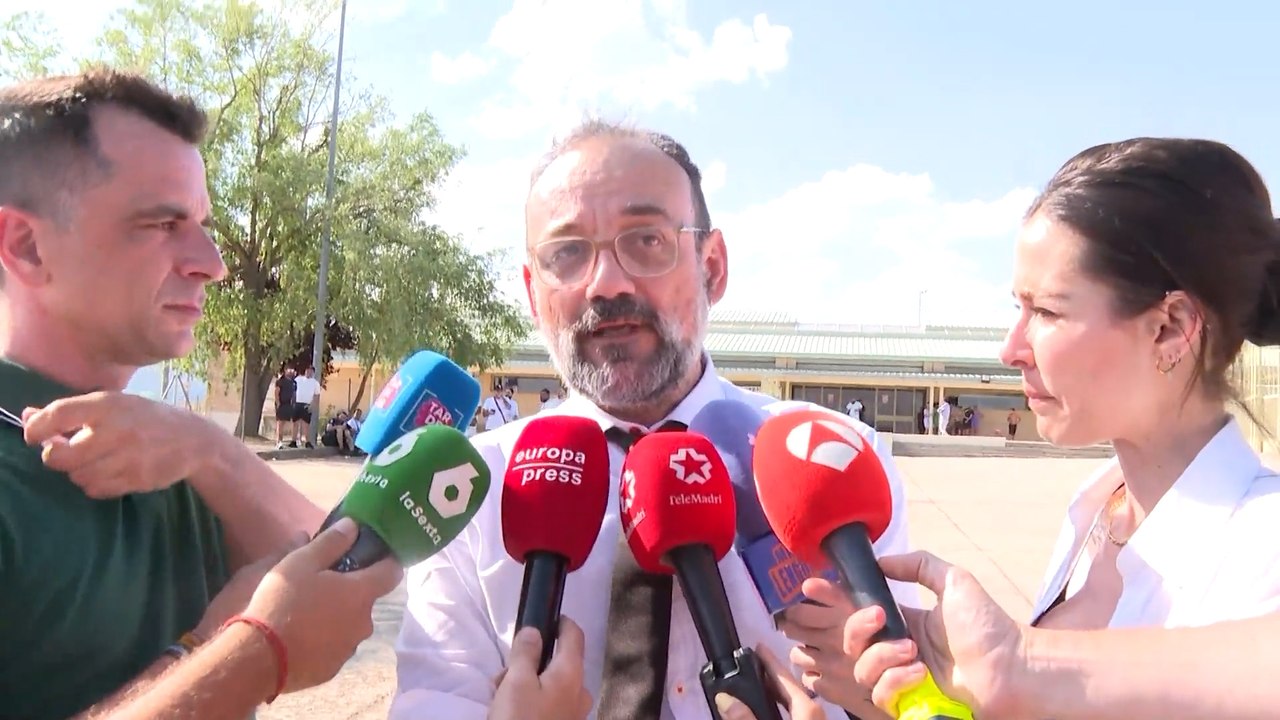 El abogado de Santos Cerdán asegura que "ha montado un club de lectura y está jugando a las cartas"