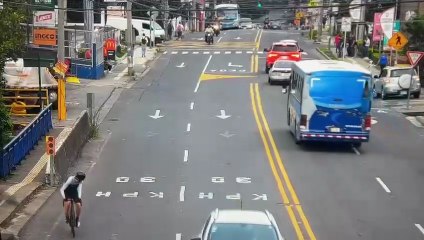 ext-camion-derriba-poste-que-por-poco-cae-sobre-bus-040725