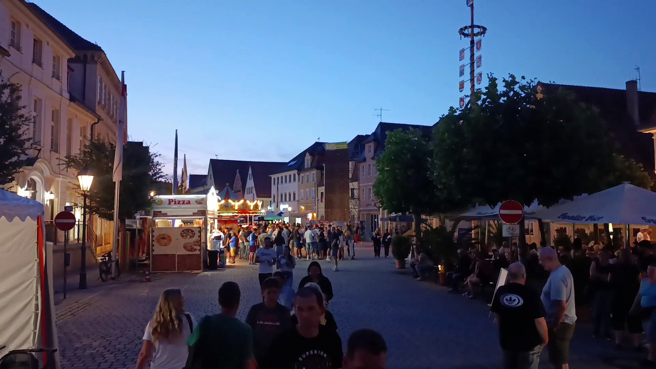 Gunzenhausen Bürgerfest 2025 Freitag blick auf den nächtlichen Marktplatz