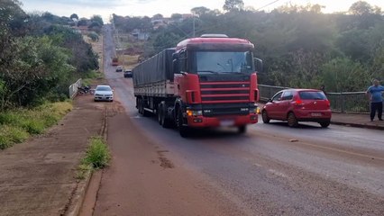 Carreta carregada de grama trava subida e para trânsito no Bairro Veredas