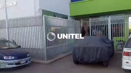 Resguardado por policías antimotines, así salió de su audiencia el hombre que acuchilló a siete personas