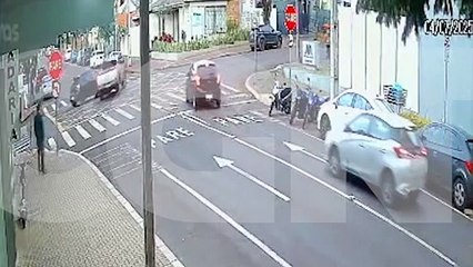 Câmera flagra caminhonete fugindo após acidente no Centro