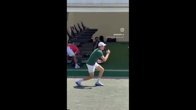 Jannik Sinner: balzi, scatti, corsa e esercizi con la palla medica, ecco il riscaldamento pre-match a Wimbledon