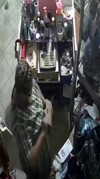 Señoras fingen ser clientes y se roban varios objetos de una tienda