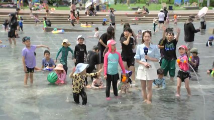 [날씨] 주말에도 찜통더위 기승...더위 잊은 도심 물놀이장 / YTN