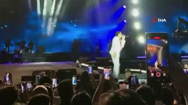Bursa'da sahnede talihsiz anlar: Bayhan şarkı söylerken yere düştü