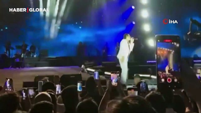 Bursa'da sahnede talihsiz anlar: Bayhan şarkı söylerken yere düştü