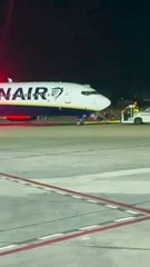 Panico a Maiorca: passeggeri Ryanair in fuga sulle ali! 18 feriti