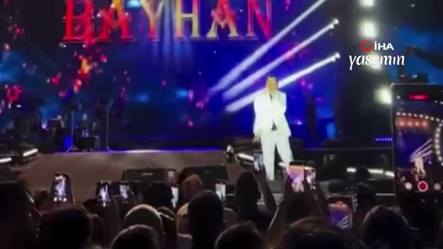 Sahnede talihsiz anlar! Şarkıcı Bayhan şarkı söylerken yere düştü
