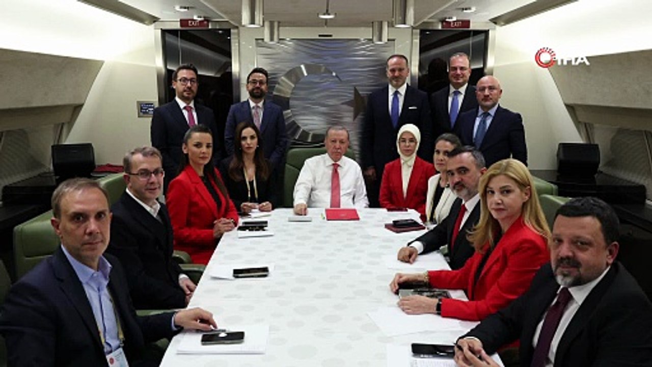 Cumhurbaşkanı Erdoğan, Azerbaycan dönüşü gazetecilerle sohbet etti
