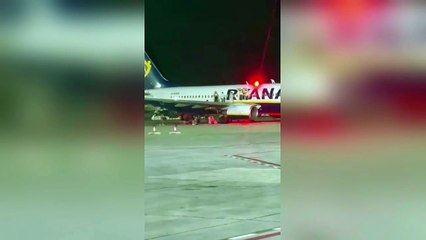 Incendio su un volo Ryanair, i passeggeri si buttano dall'ala per fuggire: 18 feriti