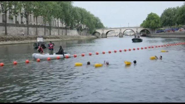 La Senna torna balneabile: per la sindaca Hildago si avvera un sogno