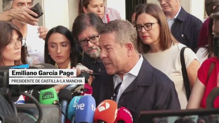 García Page dice que la dirección es parte del problema y no se para durante el discurso de Sánchez
