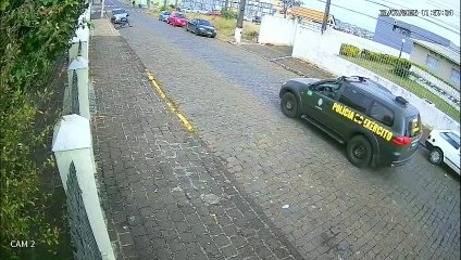 Barbeiragem? Vídeo mostra blindado do Exército 'atropelando' carro estacionado na rua