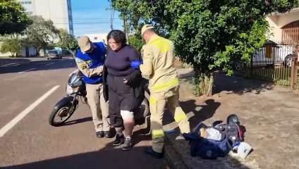 Motociclista fica ferida ao sofrer queda na Rua Souza Naves