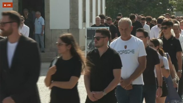 Rubén Neves sosteniendo el féretro de Diogo Jota en su funeral