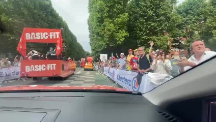 L'arrivée de la caravane du Tour depuis l'intérieur d'une voiture publicitaire