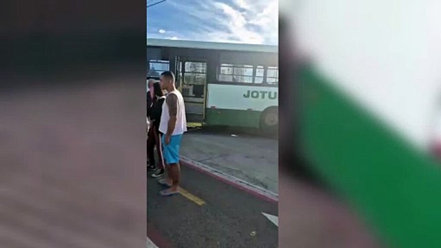 Discussão com ameaça de faca quase acaba em tragédia com ônibus pendurado em Florianópolis