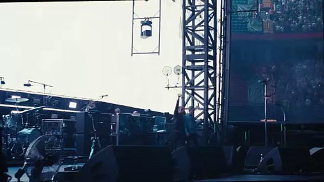 Oasis - Liam and Noel Gallagher arrivent sur scène - live in Cardiff 2025