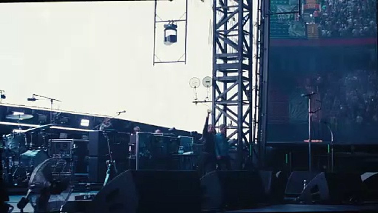 Oasis - Liam and Noel Gallagher arrivent sur scène - live in Cardiff 2025