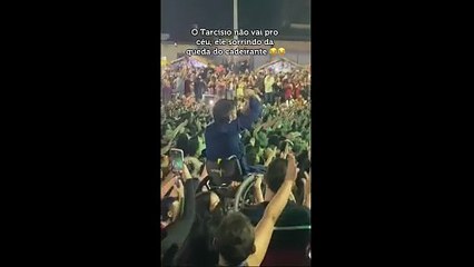 Cadeirante é levantado pelo público e acaba caindo durante show de Tarcísio do Acordeon 🎶