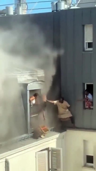 Deux hommes ont sauvé la vie d’une famille aujourd’hui lors d’un incendie dans un immeuble à Paris. 👏🏻