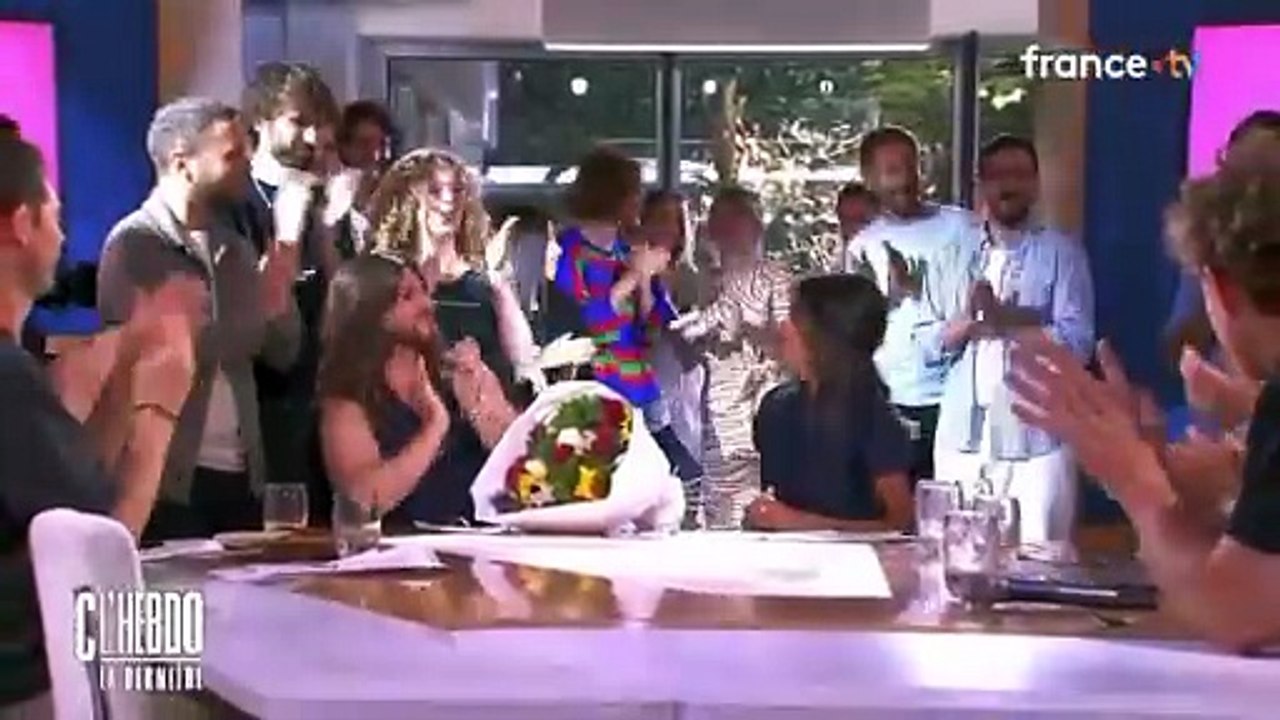 Très émue, Aurélie Casse a fait ses adieux hier soir à l'émission "C l'hebdo" sur France 5 qui va s'arrêter la saison prochaine - Mohamed Bouhafsi récupère la case