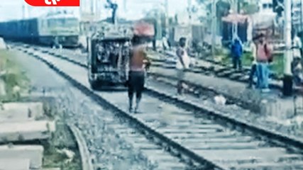 बिहार में रेल की पटरी पर ही चढ़ा दिया ऑटो