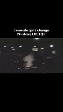 Les émeutes de Stonewall sont aujourd’hui perçues comme la première grande lutte queer contre un système oppressif, inspirant la lutte pour les droits LGBTQ+ à travers les USA puis dans le monde.