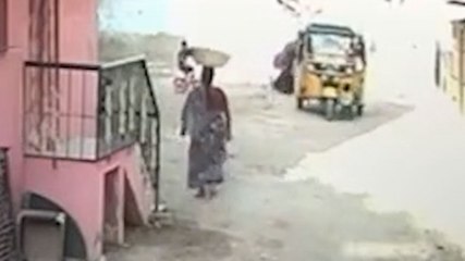 सड़क पर खेल रही बच्ची की ऑटो से कुचलकर मौत