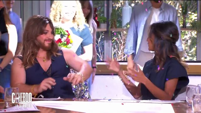 Aurélie Casse fait ses adieux à l’émission “C l’hebdo” qui s’arrête après neuf saisons