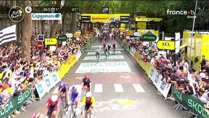 Jasper Philipsen a endossé le premier maillot jaune du Tour de France 2025 en remportant au sprint cette première étape très mouvementée