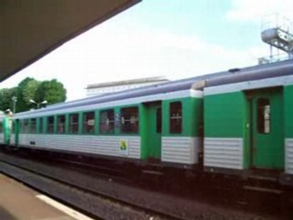 CHAUMONT HAUTE-MARNE DEPART D'UN TER AUTORAIL X 4630