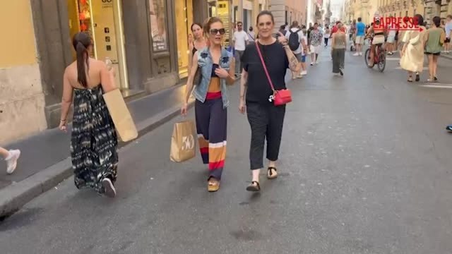 Roma, primo giorno di saldi: shopping con l'ombrello per ripararsi dal sole