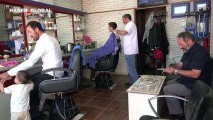 Dededen toruna geçen koleksiyonunu dükkanında sergiliyor