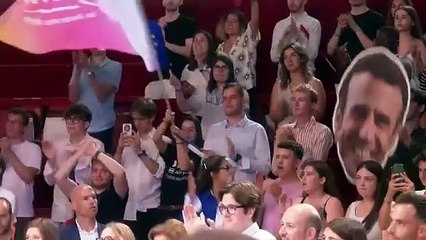Macron au meeting de Renaissance, la salle à moitié vide.