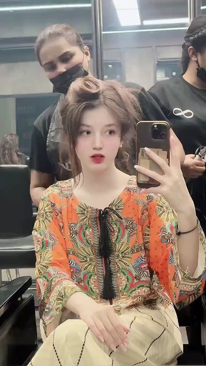 Sana Yousaf getting ready in the beauty parlour