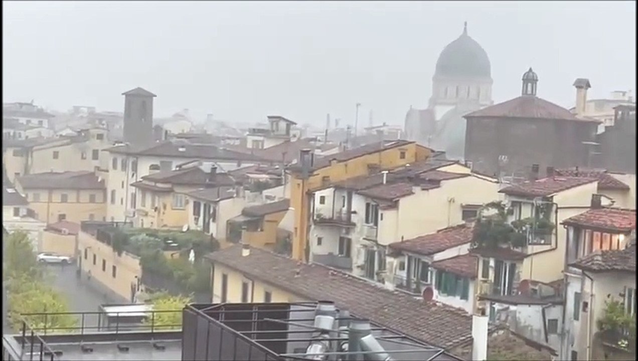Maltempo, nubifragio su Firenze: strade allagate e crollo termico