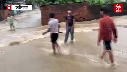 बेडरुम बना तालाब, सड़कें बनी दरिया