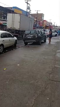 Mulher destroi carro do marido após flagrar traição; assista