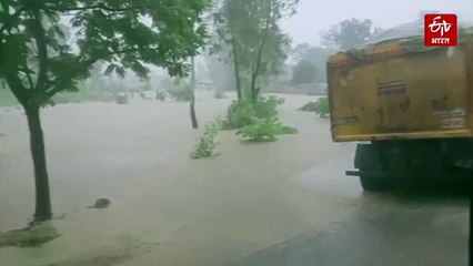 पानी की मनमानी: सड़कों के ऊपर से बह रहा अरपा नदी का पानी