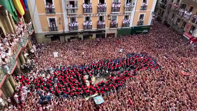 Los gaiteros tocan el ¡Ánimo, pues! tras el Chupinazo de San Fermín 2025