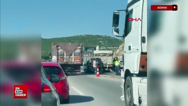 Adana’da otoyolda hafif ticari araç TIR’a arkadan çarptı