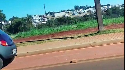 Imagens mostram Ford Ka pegando fogo na Avenida Piquiri