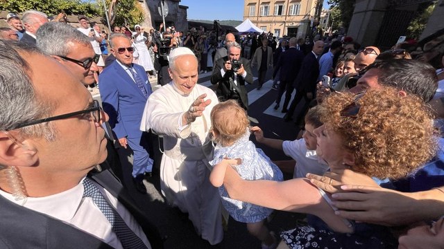 Papa Leone XIV arriva a Castel Gandolfo, l'abbraccio dei fedeli