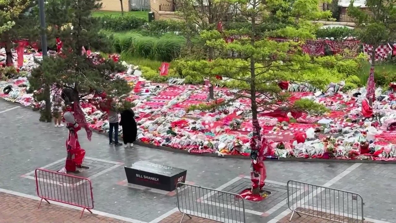 Aficionados del Liverpool rinden homenaje a Diogo Jota en Anfield por cuarto día consecutivo